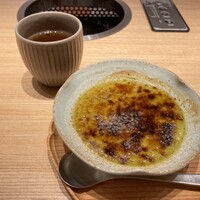 すき焼 しゃぶしゃぶつかだ KITTE大阪店 - デザート:抹茶のブリュレとほうじ茶 - 濃厚な抹茶の味で、ほろ苦さを感じる大人のクリームブリュレ。豚肉のすき焼きは初めて食べましたが、とても美味しかったです