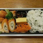 グリーン・グルメ - みんな満足！彩り弁当 わかめご飯 (税込)898円→718円 ※開封後 (2025.04.30)
