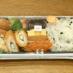 グリーン・グルメ - みんな満足！彩り弁当 わかめご飯 (税込)898円→718円 (2025.04.30)