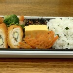 グリーン・グルメ - みんな満足！彩り弁当 わかめご飯 (税込)898円→718円 ※開封後/角度を変えて (2025.04.30)