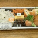 グリーン・グルメ - みんな満足！彩り弁当 わかめご飯 (税込)898円→718円 ※角度を変えて (2025.04.30)