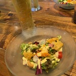 ヴィチーノ レストラン・カフェ - サラダ（と、ビール）