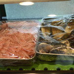 大納言本家 - ネタケースで出番を待つ桜海老と蛤