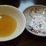 大納言本家 - 桜海老かき揚げは天つゆと塩で頂きました