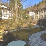 万平ホテル メインダイニングルーム - 朝食エリアのすぐ外のお庭　裏山への小径