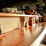 焼鳥 あばれん坊 - カウンター席。表玄関からはテーブル席、お座敷、小上がりあります。　