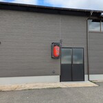 焼鳥 あばれん坊 - ご常連さん用の入り口です。(駐車場から、ぱっとカウンター席に来れるようにだと言う事でした。勿論誰でも入って良いのですけど〜)