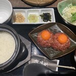 焼肉ハウス大将軍 - ユッケ丼定食