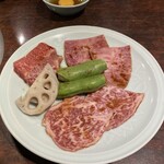 焼肉 にくる - お任せ焼肉タレ3種(卵黄タレで)