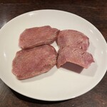 焼肉 にくる - 厚切りタン塩・薄切りタン塩(特製ネギ塩タレで)
