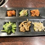 焼肉 にくる - 前菜盛り合わせ(キムチ3種，ナムル3種)