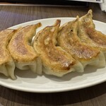 上海軒 - 皮パリパリ。美味しかった。手作りとのこと。中身ジューシー。下味濃くて、醤油不要。満足。