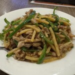 上海軒 - 青椒肉絲。脂〜ららら〜。これをご飯に掛けたら肥えるやつ。でも、美味しい。