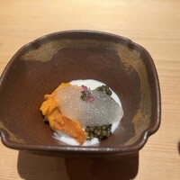 鮨 さかい - 真鯛白子（福岡県糸島産）&蝦夷馬糞雲丹（北海道根室産）＆フレッシュキャビア（中国産）＆土佐酢ジュレ載せ、　紫蘇穂花を散らして