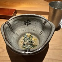 鮨 さかい - 解し毛蟹（北海道噴火湾産）＆菊菜＆黄菊花弁の和え物