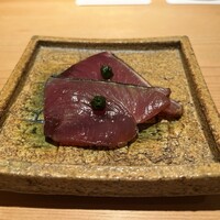 鮨 さかい - 炭火炙り藁で燻した上り鰹（鹿児島県枕崎産）のヅケ、　摺り鴨葱（こうとうねぎ）&摺り生姜載せ