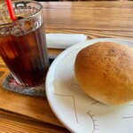 NAKADA BAKERY - 料理写真:自家製キーマの焼きカレーパン、深煎りコーヒー