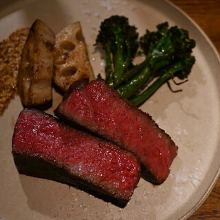 神戸で育ったお肉とお野菜を炭焼きで。