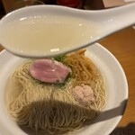 らぁ麺 吉井 - スープ、鴨出汁のコクがマジヤバい❗️
