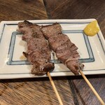 ホルモンの串焼き　もつやき処　沼田 - 左から かしら(220円)と たん(220円)