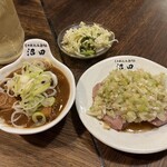 ホルモンの串焼き　もつやき処　沼田 - お通しともつ煮込み(539円)とねぎれば(660円)