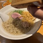 らぁ麺 吉井 - ラーメンに卓上の黒七味をかけて