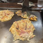このみ - お好み焼き焼いているところ