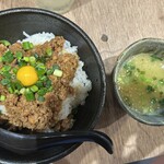 炭火焼鳥 太美屋 - 鶏そぼろ丼、ガラスープ