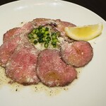 和牛・牛タン・地鶏×個室 鶴龍 - 牛タン刺し特製カルパッチョ
