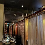 和牛・牛タン・地鶏×個室 鶴龍 - カーテンで仕切られた個室