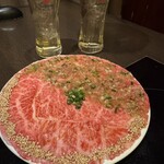 和牛・牛タン・地鶏×個室 鶴龍 - 極上和牛ユッケ　蜂蜜梅酒ソーダ割り