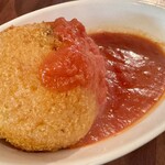 パスタタベタイ - ライスコロッケのトマトソースがけ