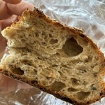 No.4 - あまりに美味しくて写真撮る前に手でちぎって食べてしまったので、潰れてます