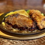 樽源 - 手作りハンバーグ＆鶏竜田揚げプレート。おろしソースをかけたあと