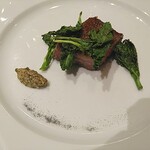 アル・ケッチァーノ  - 山形牛　苦みと酸味が強いマスタードと苦みと食感、ちょっとした甘さを感じる葉類が肉とのいいバランスを生んでいる