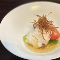 佐とう - 先付/ 初夏野菜と蛍烏賊の燻製 新玉ねぎのソース。フレッシュな新玉ソースと和出汁のジュレでいただく初夏野菜は、アスパラ・トマト・蕪。