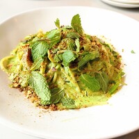 Trattoria Tabule - 『そら豆とグアンチャーレのミントクリームソース ピスタチオデュカ（1600円税込）』