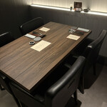 灯 - シックなテーブル席