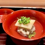多仁本 - 鼈の真薯　スッキリとしたお出汁　筍と花山椒のアクセント　花山椒はこれこくらいの塩梅がいいですね