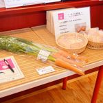 Oshigoto Kafe Kyaria Mamu - 店内では地元でとれた野菜も販売しています