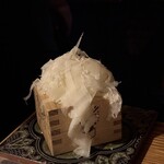 ピルピル&生ハム専門店 LUPIN - ラスパドゥーラ～チーズを専用ナイフで極限まで薄くスライス、薄くヒラヒラのチーズはとろける口どけ