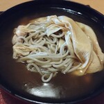 権太呂 金閣寺店 - 蕎麦の中には鶏肉、たけのこ、かまぼこ、しいたけ
