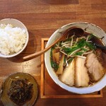 中華 こまめや - 左手前は高菜です。トッピングは別皿で提供されます。