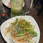 ホルモン焼肉 縁 - サラダも食べ放題に入ってます