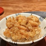 天ぷら 元吉 - 〆は天丼に、丼サイズは上から二番目に。
      青柳と芝海老のかき揚げをのせた天丼、丼ツユがとても美味しく最後まで飽きずに完食！
      さすがにここの天丼は、頭抜けてました！！
      
