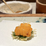 天ぷら 元吉 - 大葉天ぷら ウニ添え（ウニは濱中より）
      温かい天ぷらの上に冷たい食材を乗せる、ある意味熱々を楽しむ天ぷらのスタイルを変えた一品なんですね！