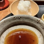 天ぷら 元吉 - 天つゆに大根おろし
      大根おろしは、鬼おろしも混ぜて食感が良かったです♪