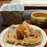 天ぷら 元吉 - 鯵 淡路より
      淡路の玉葱の後に淡路の鯵、こんな流れにもご主人の拘りが！
      油に水を入れ155度の温度に調整し揚げた鯵、焦げ目を付ける事で芳ばしさをプラス。
      大根おろしたっぷりがめちゃ合います♪