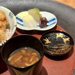 天ぷら 元吉 - なめこと豆腐のお味噌汁には山椒の香り
      器の絵柄は波千鳥、素敵です♪
      香の物はしば漬けにたくあん、そして搾菜の浅漬け