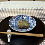 天ぷら 元吉 - ご主人が握ったのは、しば漬けに青海苔、胡麻と蕗の佃煮が入るおにぎり、美味しくいただきました♪